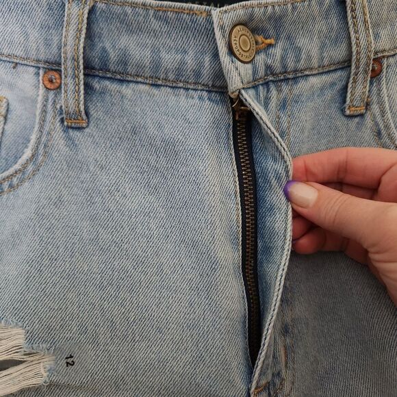 Aeropostale Mom Short Distressed Cuffed Lightwash Size 12 - Picture 4 of 7